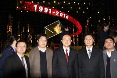 國(guó)家質(zhì)檢總局副局長(zhǎng)支樹平（右三）在中央電視臺(tái)演播大廳2010年&ldquo;3.15晚會(huì)&rdquo;直播現(xiàn)場(chǎng)與中國(guó)質(zhì)量檢驗(yàn)協(xié)會(huì)會(huì)員工作部主任楊曉東（右二）、防偽中心主任王成村（右一）、會(huì)員工作部副主任劉輝（左二）、會(huì)員工作部副主任王劍（左一）等協(xié)會(huì)工作人員代表合影留念