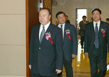 國家質(zhì)檢總局副局長劉平均、總工程師張綱陪同全國政協(xié)副主席白立忱步入會場